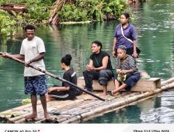 “Menoken” di Atas Rakit Kali Biru jadi Pengalaman Wisata yang Unik