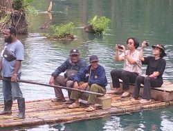 Wisata Rakit Kali Biru Nggam Bu Angkat Ekonomi Masyarakat Adat Namblong