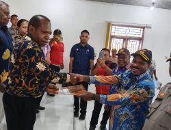 Wakil Bupati Puncak Serahkan Bantuan Keagamaan kepada Hamba Tuhan