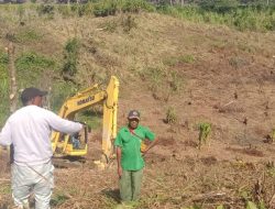 Terinspirasi Kenangan Masa Kecil di Ngilimol, Andreas Yawalka Bangun Lapangan Sepakbola