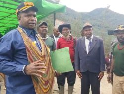 Waket I DPRK Puncak Soni Wandikbo Apresiasi Hadirnya Alkitab Bahasa Damal di Beoga Barat
