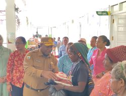 Kolaborasi PKK, DWP, Persit dan Bhayangkari Peduli Kasih untuk Pengungsi Distrik Omukia di Gome Puncak