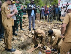 Bupati Elvis Tabuni Letakkan Batu Pertama Pembangunan Tugu Peringatan Injil Masuk di Ilaga