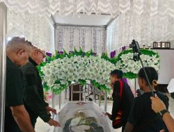 Paulus Waterpauw Antarkan Pdt Hengky Raubaba ke Tempat Peristirahatan Terakhir