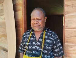 Pemerintah Serahkan Bantuan Pembangunan Rumah Adat kepada Ketua LMA Dogiyai