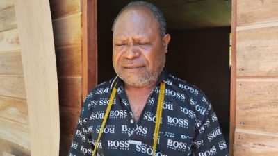 Pemerintah Serahkan Bantuan Pembangunan Rumah Adat kepada Ketua LMA Dogiyai