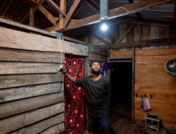 PLN, ESDM, dan Seruni Nyalakan Harapan 100 Keluarga di Manokwari