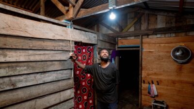 PLN, ESDM, dan Seruni Nyalakan Harapan 100 Keluarga di Manokwari