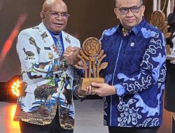 Bupati Puncak Elvis Tabuni Terima Anugerah Cita Negeri dari Kompas TV