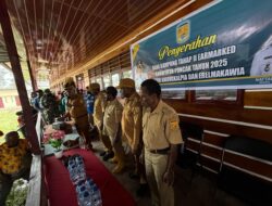 Bupati Puncak Elvis Tabuni Serahkan Dana Desa untuk Distrik Amungkalpia dan Erelmakawia