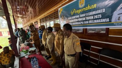 Bupati Puncak Elvis Tabuni Serahkan Dana Desa untuk Distrik Amungkalpia dan Erelmakawia