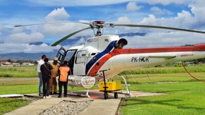 Bupati Jayawijaya Tinjau Longsor dan Salurkan Bantuan di Pobiatma