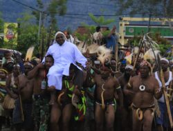 Umat Katolik Pegubin Sambut Pastor RD Charles Singpanki, Penantian 65 Tahun Terwujud