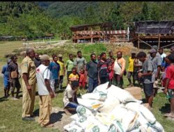 Buktikan Komitmen, Pemkab Pegubin Sukses Salurkan Beras ke Pelosok Distrik Okbab