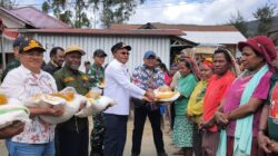 Awal Tahun 2026, Masyarakat Puncak Terima Bantuan Beras dan Minyak Goreng