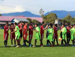 Kunker ke Wamena, Wapres Gibran Main Sepak Bola Bersama Anak-anak
