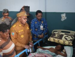 Bupati Puncak Elvis Tabuni Berurai Air Mata Saat Santuni Korban Konflik Kembru