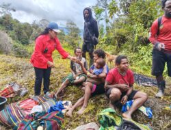 Medan Berat Diterobos PMI Puncak dan Puncak Jaya Layani Ratusan Pengungsi Dampak dari Konflik Bersenjata  