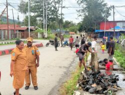 DLH Jayawijaya Pantau Langsung Pembersihan di Perempatan Jalan Trikora-Panti Asuhan