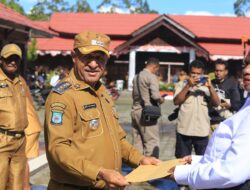Bupati Pegubin Spei Yan Bidana Serahkan SK kepada 223 CPNS Lulus Seleksi Tahap II