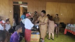 Serahkan Peralatan Sekolah di Distrik Tarub, Milka Mabel: Anak-anak Harapan Masa Depan Pegubin