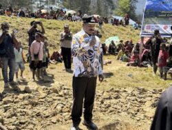 Wabup Puncak Naftali Akawal  Letakkan Batu Pertama Pembangunan Gereja GKII Rehobot Nipuralome