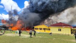 17 Petak Asrama Polres Mamberamo Tengah Terbakar