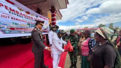 Tokoh Adat dan Forkopimda Dogiyai Bagikan Sembako serta Bendera Merah Putih