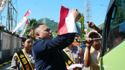 Bagikan 300 Bendera Merah Putih, Polda Papua Ajak Masyarakat Semarakkan HUT RI  ke-81